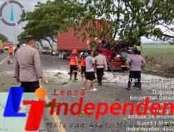 Truk Kontainer Tabrak Pohon Trembesi di Jalan Lingkar Selatan Pati, Polisi Gerak Cepat Evakuasi Lokasi