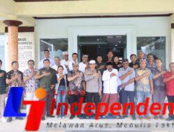 Humanis dan Penuh Takzim, Kapolresta Banyuwangi Tuntun KH. Ikrom Hasan