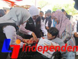 Berkah Ramadan, Gubernur Khofifah Salurkan Berbagai Bansos dan Tali Asih untuk Warga Banyuwangi