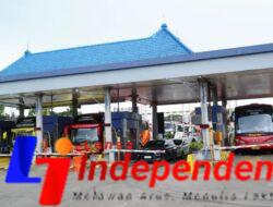 Pergerakan kendaraan menuju Pelabuhan Ketapang, Kabupaten Banyuwangi, Jawa Timur, terpantau terus meningkat sejak pagi hingga siang hari pada Selasa (31/3/2026).  Hingga pukul 15.00 WIB, antrean kendaraan dari arah utara menuju pelabuhan mencapai sekitar 12 kilometer. Komposisi kendaraan didominasi truk logistik, disusul bus dan kendaraan pribadi yang bergerak menuju penyeberangan ke Pelabuhan Gilimanuk.  Kondisi ini merupakan dampak lanjutan dari berakhirnya pembatasan kendaraan logistik sumbu tiga ke atas yang sebelumnya diberlakukan berdasarkan Surat Keputusan Bersama (SKB) lintas instansi pada 13–29 Maret 2026.  Yossianis Marciano Wakil Direktur Utama ASDP Indonesia Ferry menjelaskan bahwa lonjakan truk logistik menjadi faktor utama meningkatnya antrean di lintasan Ketapang–Gilimanuk.  “Pasca berakhirnya pembatasan kendaraan logistik, terjadi peningkatan signifikan truk yang masuk ke Pelabuhan Ketapang. Kondisi ini berdampak pada antrean kendaraan, namun tetap dalam kendali melalui penguatan manajemen operasional di lapangan,” ujarnya dalam keterangan resmi yang diterima  Untuk mengurai kepadatan, ASDP bersama regulator dan operator kapal melakukan sejumlah penyesuaian layanan. Strategi yang diterapkan meliputi optimalisasi pola Tiba–Bongkar–Berangkat (TBB), penambahan jumlah trip dan armada kapal, serta pengendalian ritme kendaraan melalui buffer zone.  “Kami mengoptimalkan pola Tiba–Bongkar–Berangkat (TBB), menambah trip dan armada kapal, serta mengatur ritme kendaraan melalui buffer zone agar arus logistik tetap terlayani dengan baik tanpa mengganggu pengguna jasa lainnya,” tambah Yossianis.  Saat ini, sebanyak 36 kapal dioperasikan di lintasan Ketapang–Gilimanuk, dengan sepuluh kapal di antaranya menerapkan pola TBB di Dermaga 4 untuk mempercepat proses bongkar muat. Selain itu, enam kapal perbantuan turut dikerahkan, yakni Portlink VII, Liputan XII, Dharma Kencana IX, Dharma Rucitra, Karya Maritim II, dan Perkasa Prima V.  Pengaturan arus kendaraan juga diperkuat melalui optimalisasi buffer zone, khususnya di kawasan Dermaga Bulusan. Area ini difungsikan sebagai penyangga bagi truk logistik sebelum masuk ke pelabuhan utama.  Arief Eko General Manager ASDP Cabang Ketapang menjelaskan, skema buffer zone tidak hanya menjaga kelancaran arus kendaraan, tetapi juga memberikan waktu istirahat bagi pengemudi.  “Di Bulusan kami berlakukan dua skema, sebagian kendaraan langsung diberangkatkan melalui dermaga setempat, sementara lainnya dialihkan ke Dermaga LCM,” jelasnya.  Data di lapangan menunjukkan, pada Selasa pagi sekitar 380 kendaraan—didominasi truk besar dan sedang—telah tertampung di buffer zone Bulusan, dan jumlahnya terus bertambah. Sementara itu, arus kendaraan dari tollgate menuju dermaga pada pukul 12.45 WIB terpantau padat dengan waktu tempuh berkisar 15 hingga 30 menit.  Berdasarkan data Posko Ketapang selama H+8 (30 Maret 2026), tercatat 56.197 penumpang menyeberang dari Jawa ke Bali atau meningkat 5,2 persen dibandingkan tahun lalu. Total kendaraan mencapai 17.608 unit atau naik 2,1 persen.  Secara kumulatif, sejak H-10 hingga H+8 (22–30 Maret 2026), jumlah penumpang yang menyeberang mencapai 624.717 orangdengan total kendaraan sebanyak 171.921 unit.  Dari total reservasi 183.810 kendaraan melalui platform digital Ferizy, sebanyak 171.921 unit telah terlayani di Pelabuhan Ketapang. Sementara itu, sekitar 11.889 kendaraan diperkirakan masih akan menyeberang hingga H+10 Lebaran.