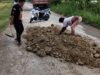 Warga Mondoteko Swadaya Perbaiki Jalan, Dinas PU Rembang Dinilai Hanya Beri Janji